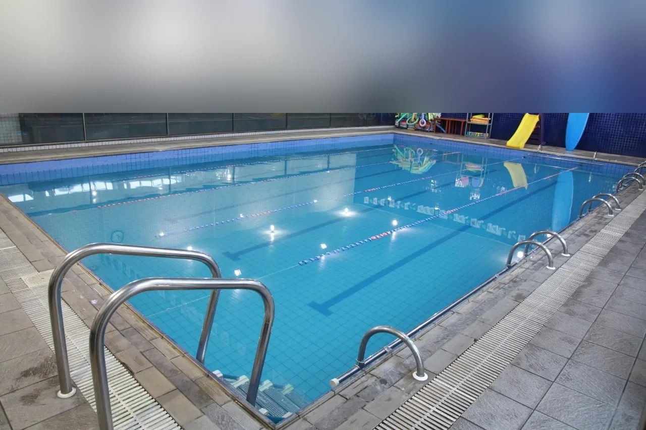 Piscina institucional de academia limpa e com manutenção em dia, em São Paulo